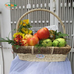 Giỏ hoa và trái cây gồm hoa hướng dương, và trái cây bao gồm xoài, táo, kiwi, lê, nho. Trái cây có thể được thay đổi theo mùa.